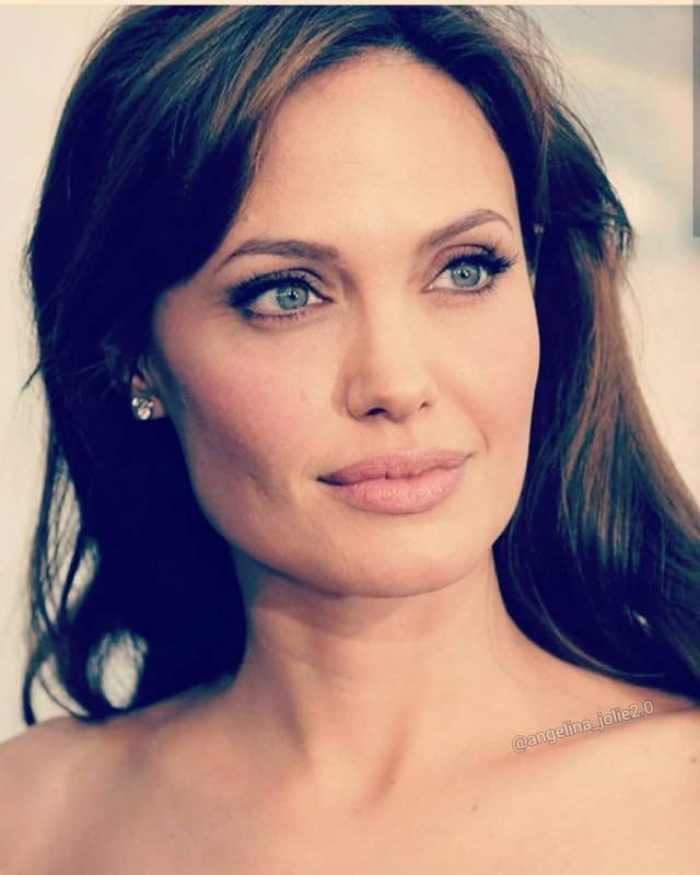 Анджелина Джоли - лицо крупно