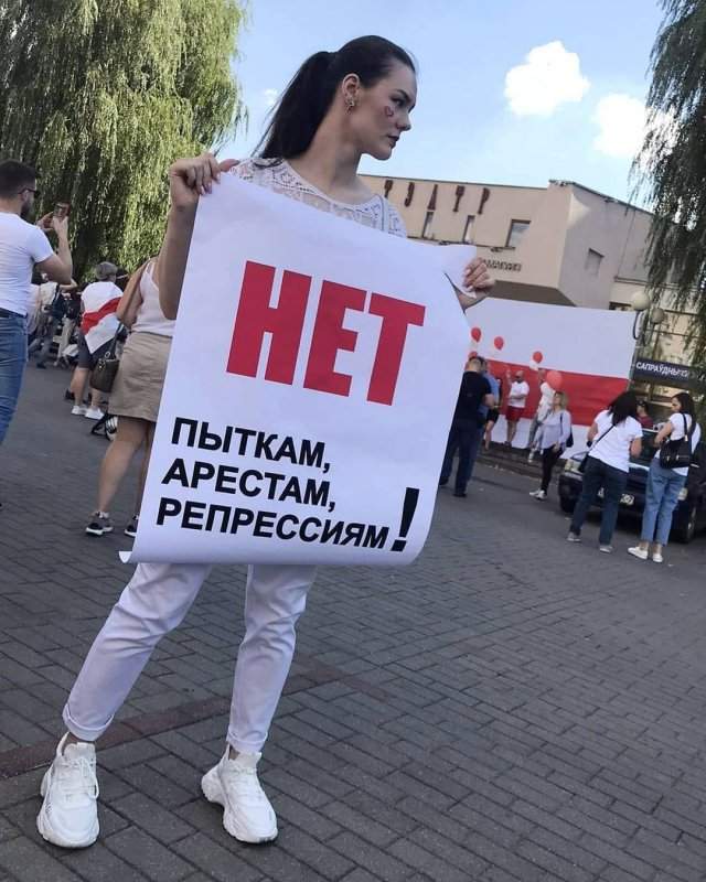 Александра Ситникова с плакатом