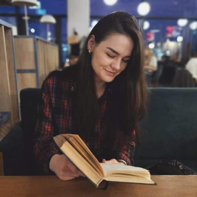 Александра Ситникова читает книгу