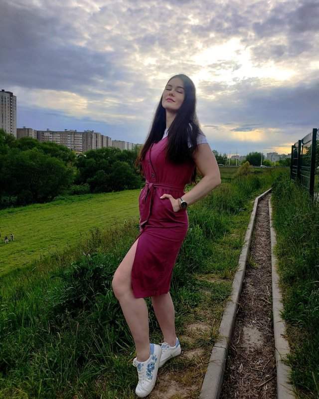 Александра Ситникова в красном платье