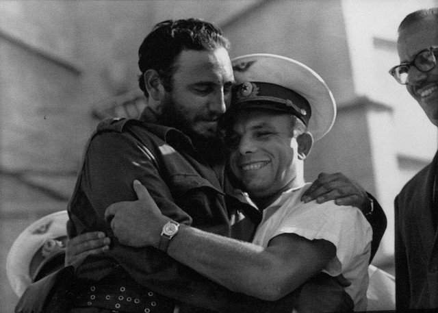 Обнимашки Фиделя Кастро и Юрия Гагарина, Куба, 1961 год