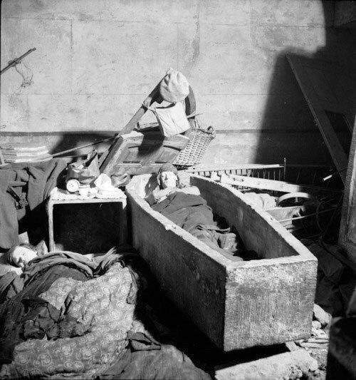 Мужчина спит в саркофаге во время бомбежки Лондона, 1940 г.