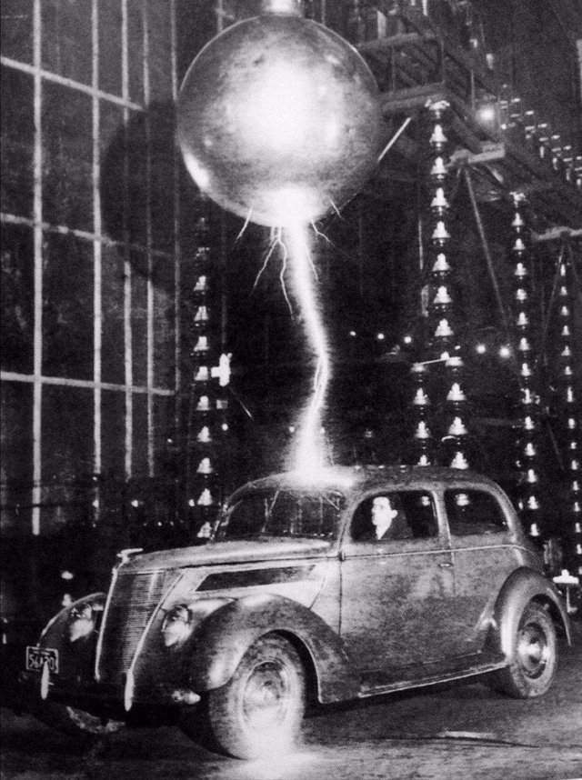 Автомобиль тестируют на устойчивость к удару молнии подавая разряд в 3 млн. вольт, 1942 год.