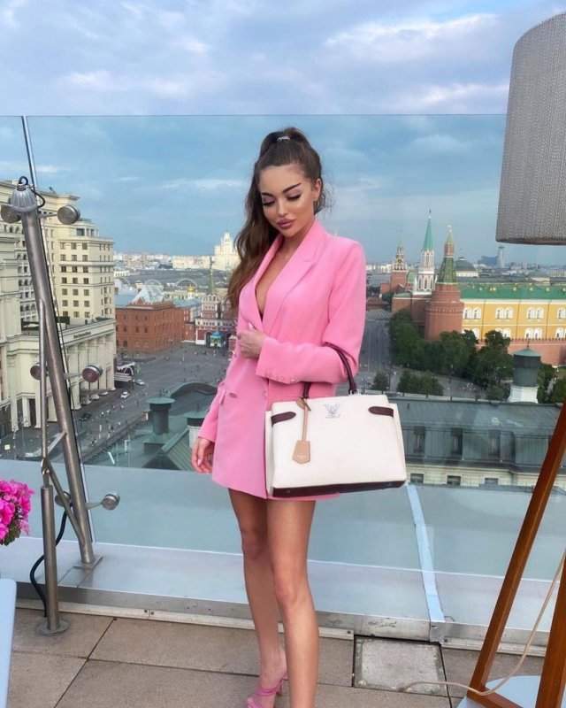 Модель Дарья Иванова в розовом пиджаке