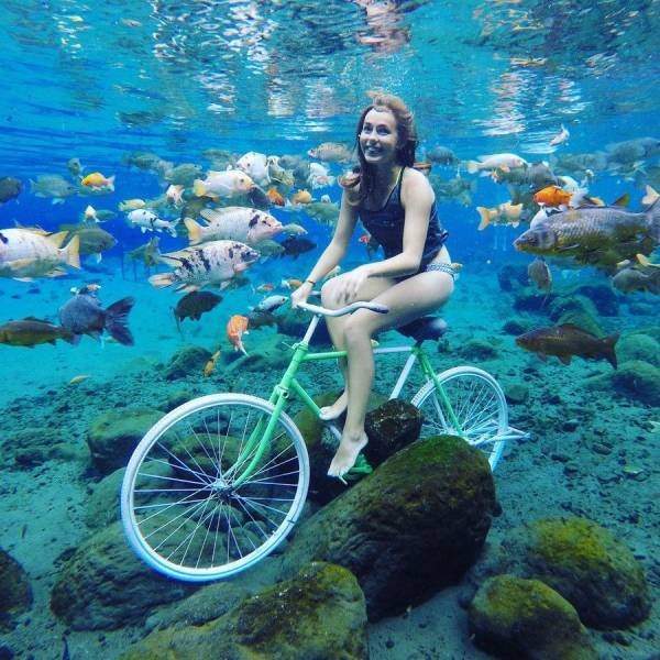 Девушка на велосипеде под водой