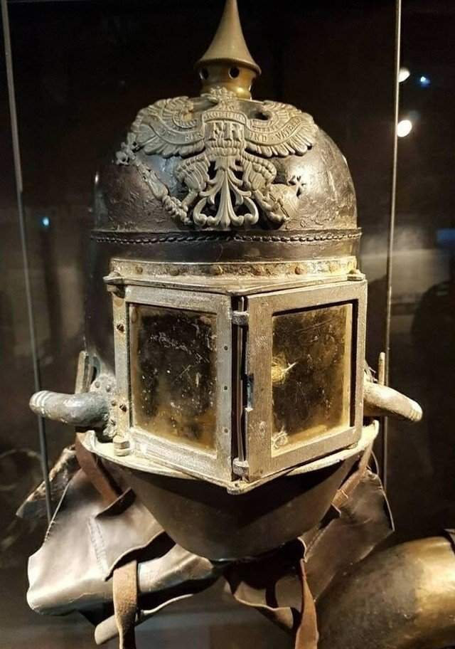 Шлем немецкого солдата с огнеметом