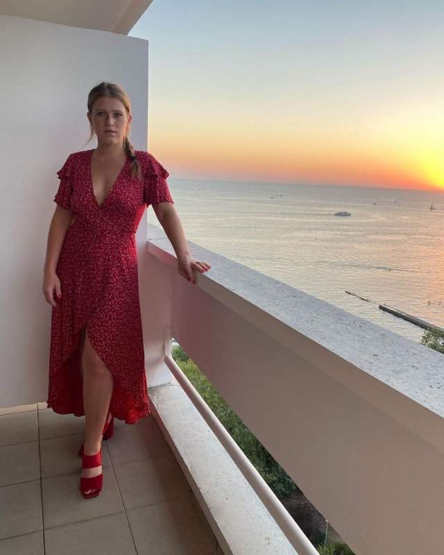 Звезда сериала «Чики» Варвара Шмыкова в красном платье на фоне заката