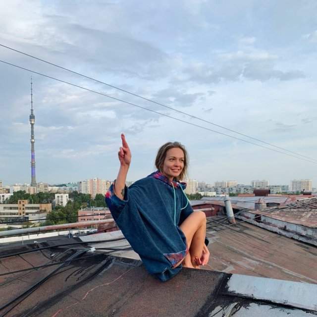 Марина Кацуба в синей кофте на крыше