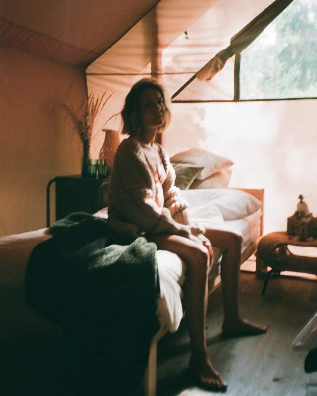 Марина Кацуба в нижнем белье сидит на кровати