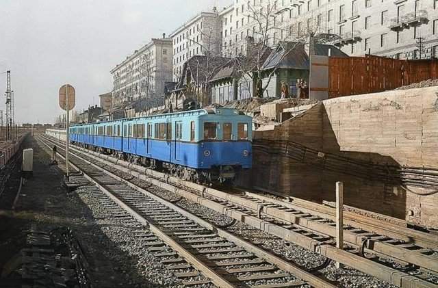Поезд метрополитена из вагонов типа В около станции Студенческая, 1958 год, Москва
