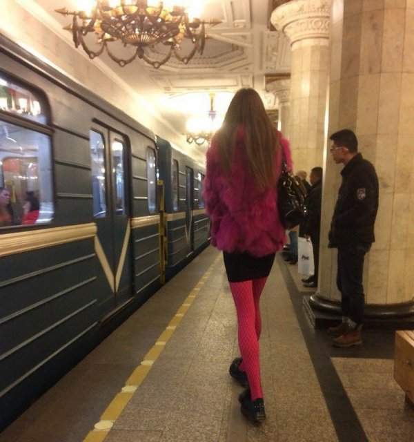 девушка в розовой юбке