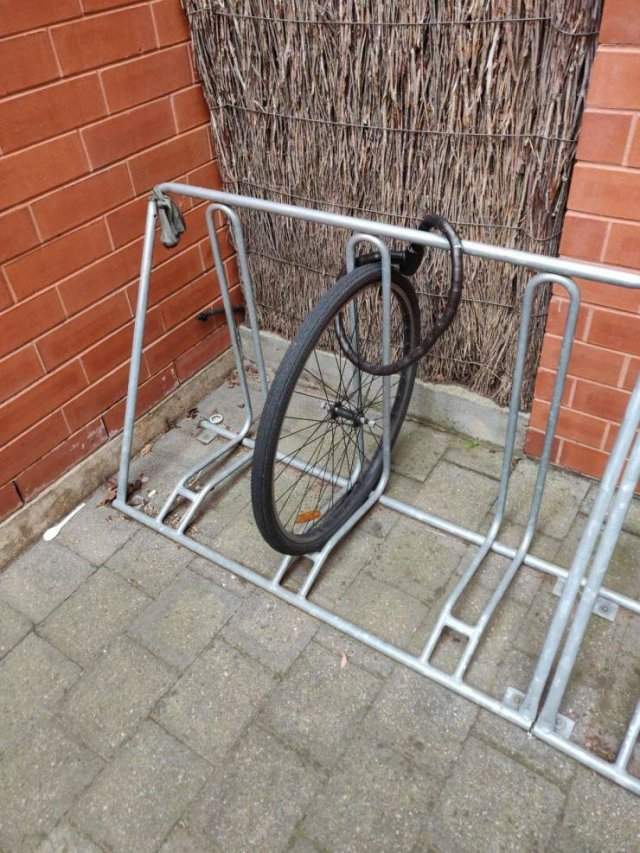 Велосипед украли с парковки