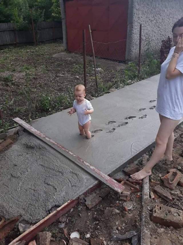 Малыш ходит по цементу