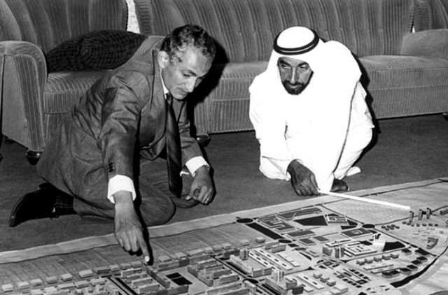 Шейх Зайд рассматривает план строительства Абу-Даби, 1974 год.