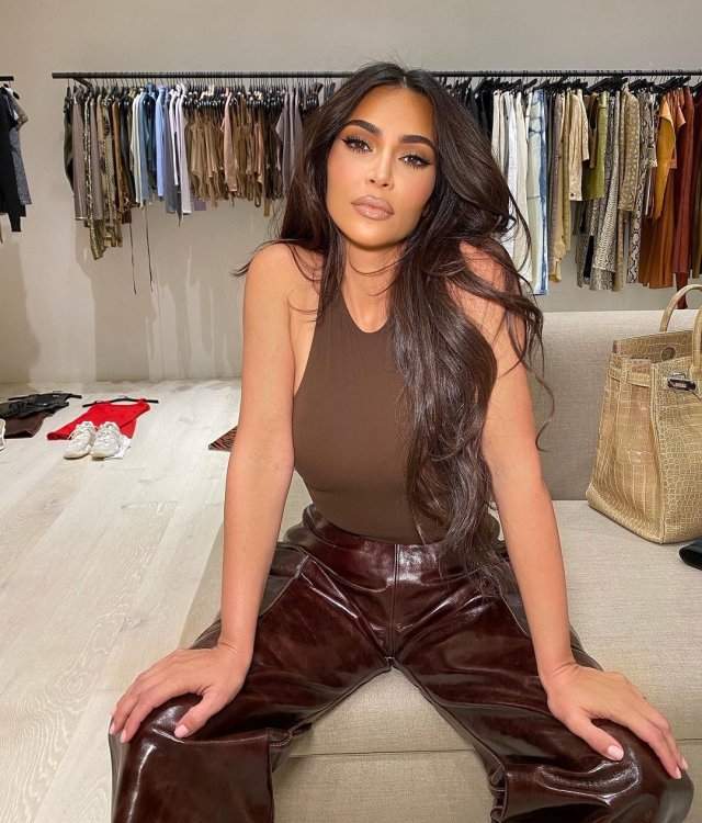 Ким Кардашьян в коричневой кофте