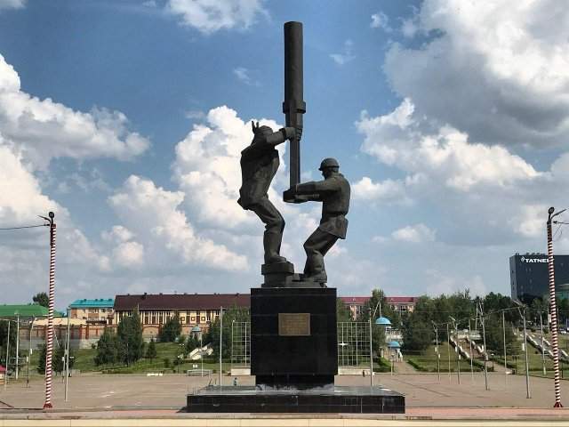 Монумент добытчикам нефти в Альметьевске