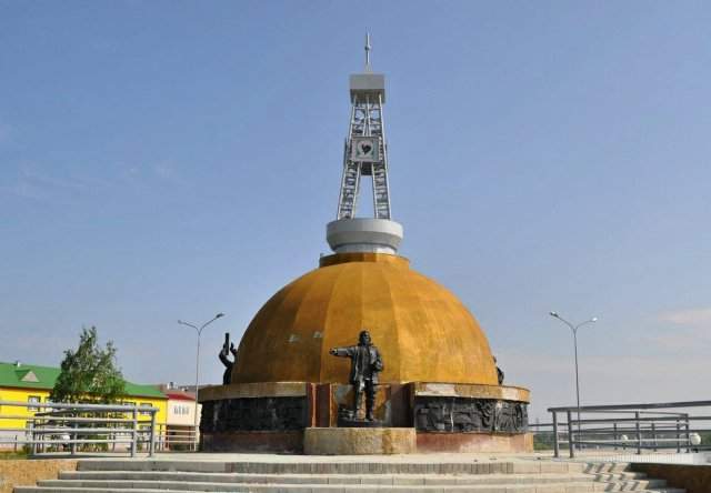 Памятник первооткрывателям самотлорской нефти в городе Мегионе