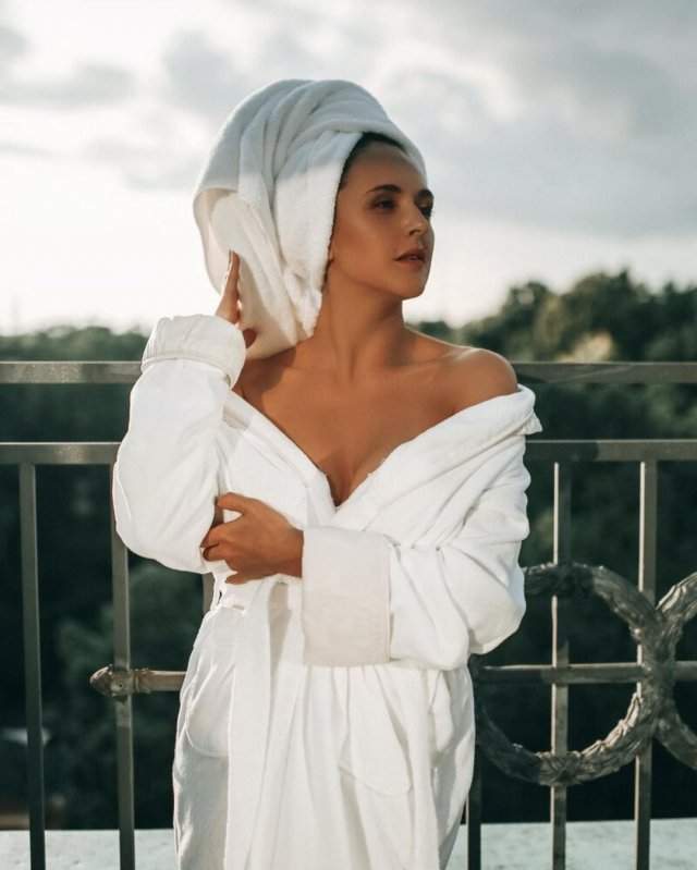 Мария Шумакова в халате и полотенце
