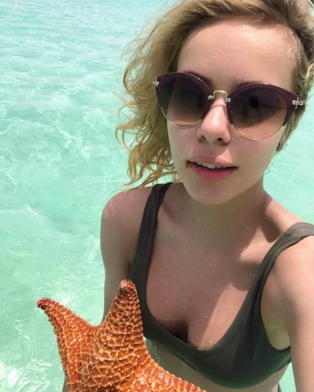 Фигуристка Анна Погорилая в купальнике с морской звездой