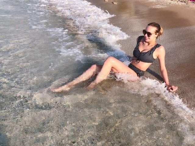 Фигуристка Анна Погорилая в черном купальнике на пляже