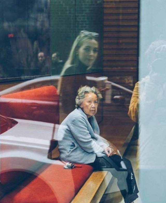 Отражение - молодая девушка и пожилая женщина