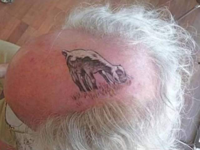 Татуировка на голове лысого мужчины