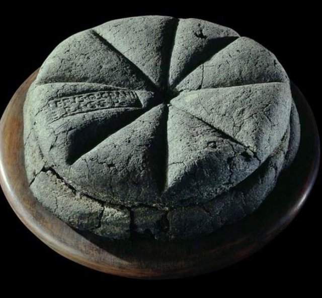 Обуглившийся, но прекрасно сохраненный (виден даже штамп пекаря), хлеб из Помпей, 79 год нашей эры