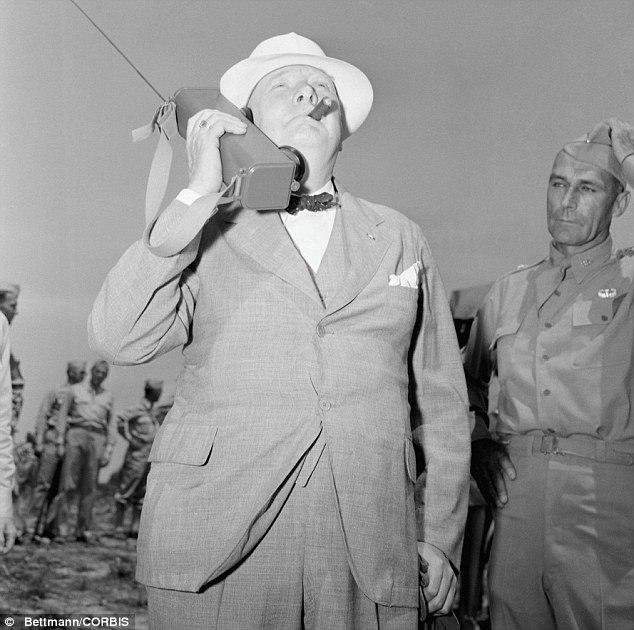 Уинстон Черчилль разговаривает по портативной рации, форт Джексон, 1942 год.