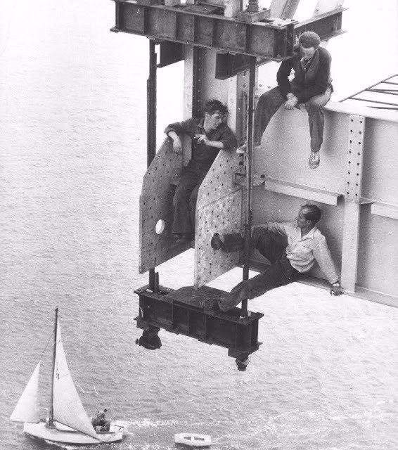 Перекур на стройке моста в новозеландском Окленде, 1950 год.
