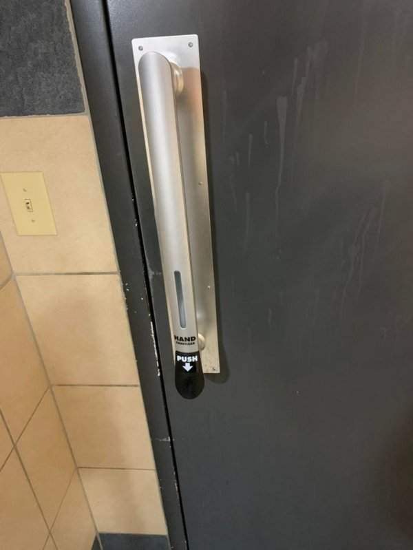 Ручка на двери в туалет со встроенным дозатором антисептика для рук.