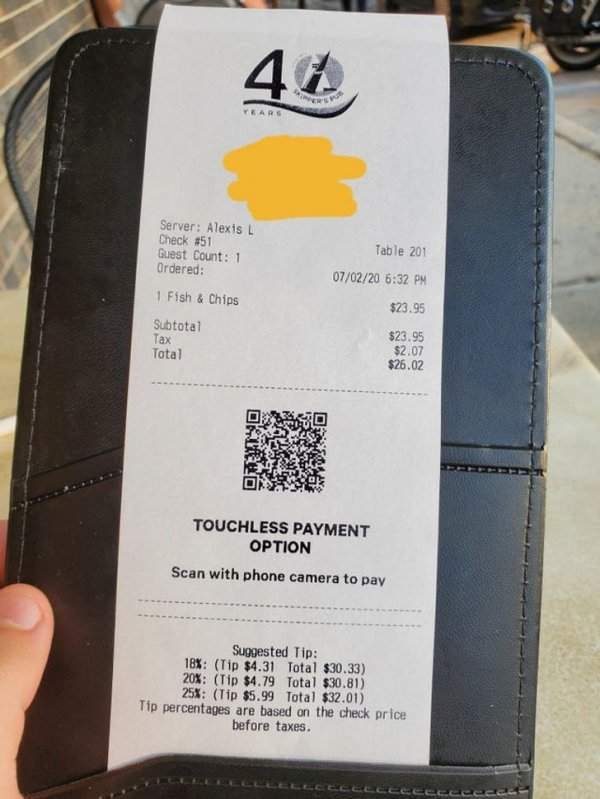 В чеках этого ресторана есть QR-код, поэтому вы можете оплатить счет,