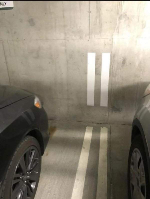 Разделительные линии продолжаются и на стене, чтобы вы могли увидеть, как припарковались.