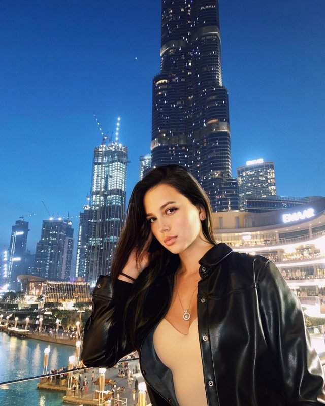 Елена Белкина в куртке в Дубай