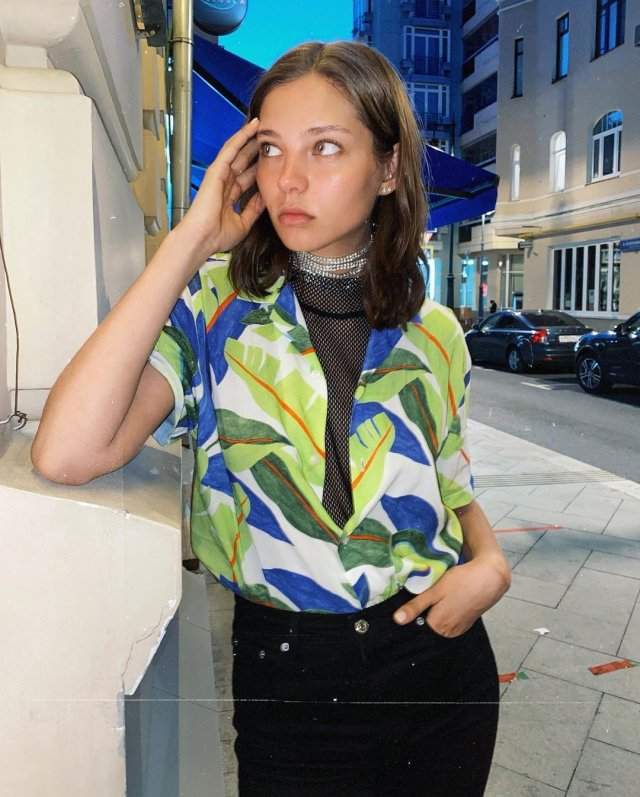 Алеся Кафельникова на Патриарших прудах в модной одежде