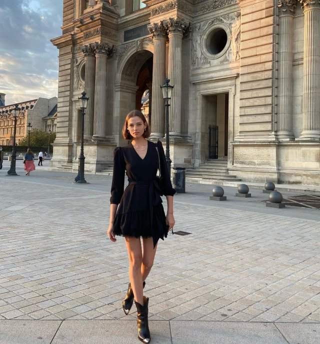 Алеся Кафельникова в черном платье