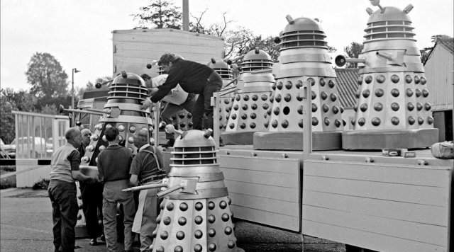 Далеков (раса мутантов из культового «Доктора Кто») грузят на Каннский кинофестиваль, для пиара фильма, 1965 год.