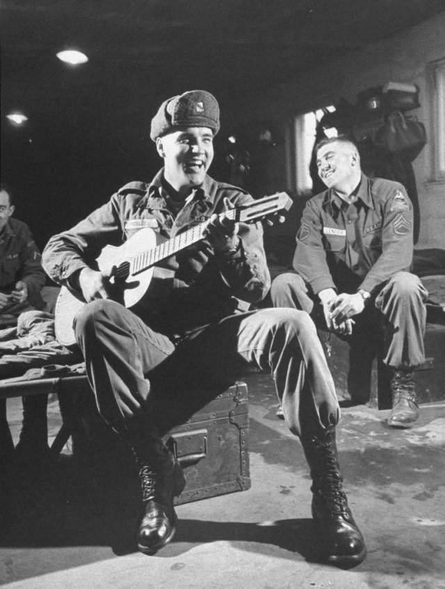 Элвис Пресли играет для своих однополчан, во время службы в армии, 1959 год.