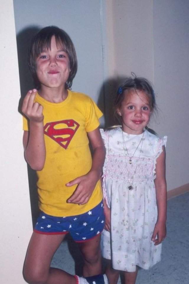 Анджелина Джоли (на фотографии справа) и ее брат Джеймс, 1980 год, США