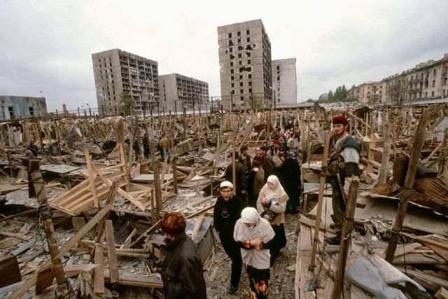 Центральный рынок спустя неделю после ракетного удара, Грозный, 1999 год.