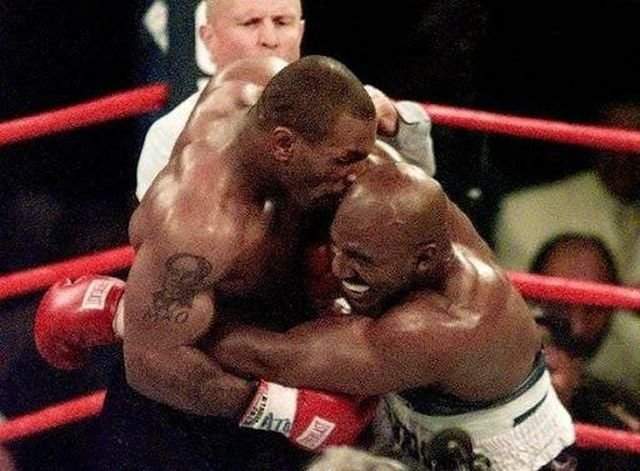 Легендарный бой Майка Тайсона и Эвандера Холифилда, 1996 год.