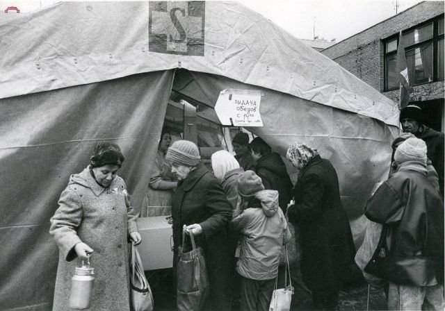 Очередь за гуманитарной помощью из Германии, Санкт-Петербург, 1991 год.
