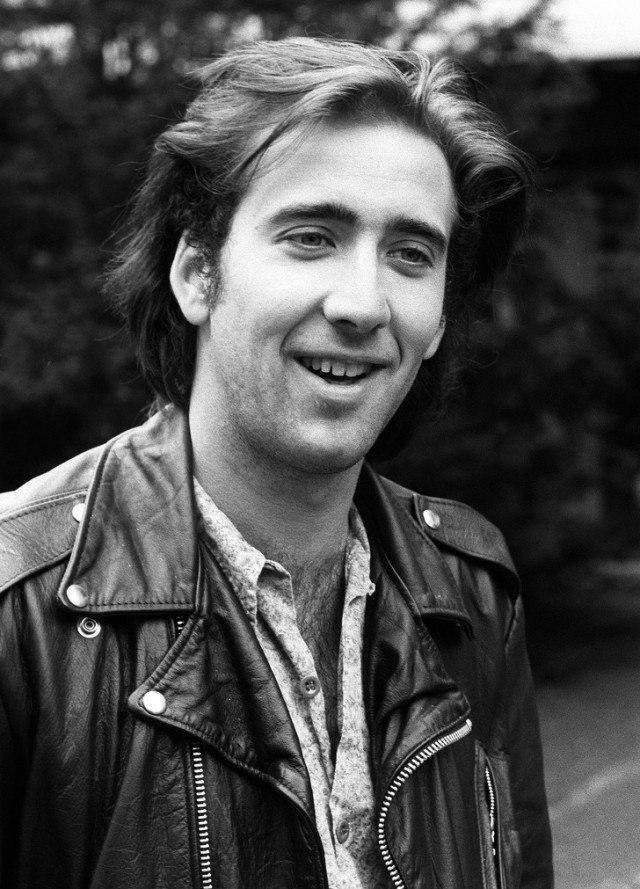 Николас Кейдж в модной кожаной куртке, 1987 год.