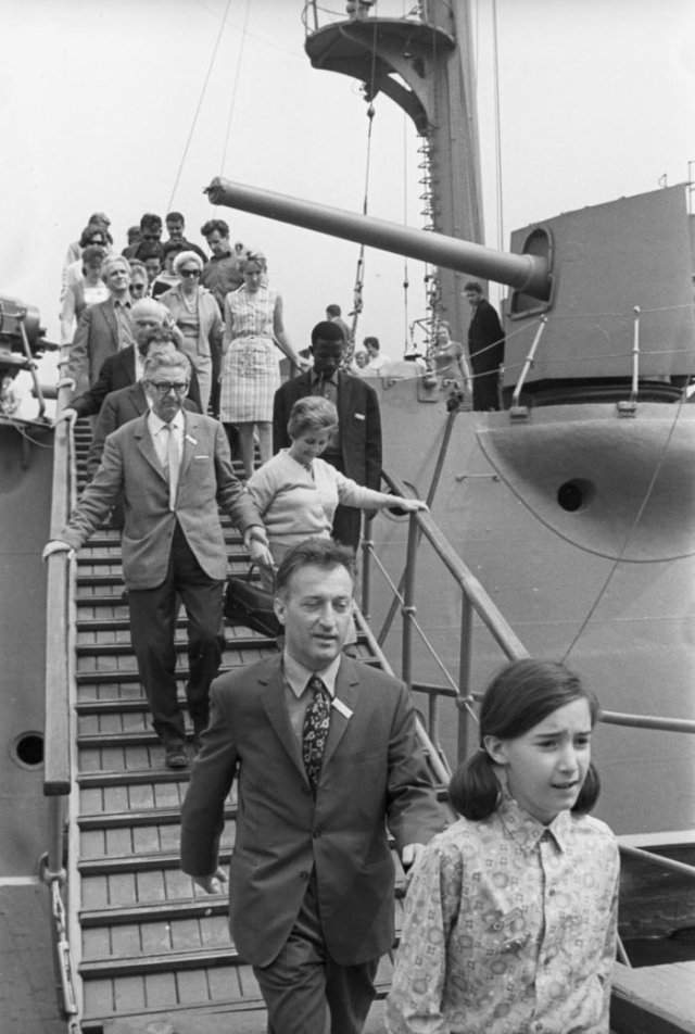 Джанни Родари с дочерью Паолой во время экскурсии на крейсер &quot;Аврора&quot;, 1967 год, Ленинград