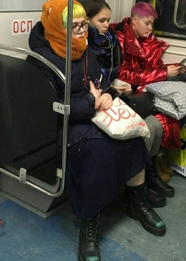 молодежь в метро