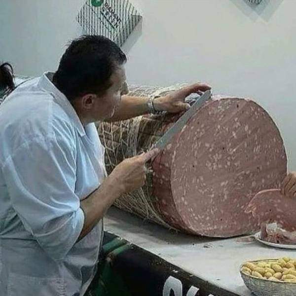 Огромная салями колбаса