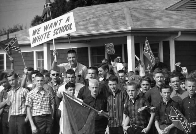 Белые подростки протестуют против расовой интеграции в Монтгомери, штат Алабама, 1963 год.
