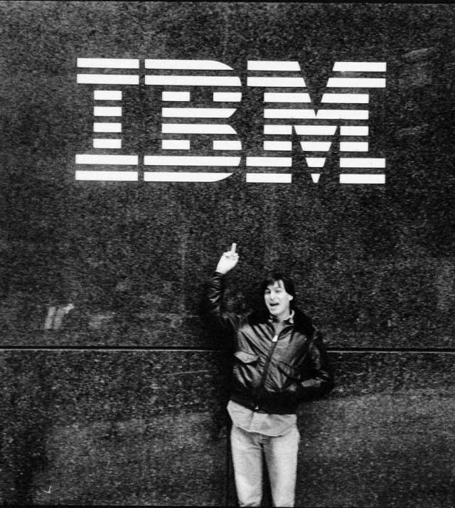 Юный Стив Джобс показывает средний палец IBM, 1983 год.