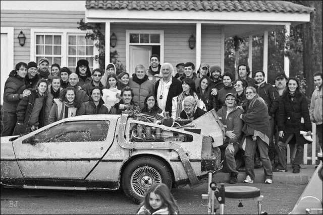 Тот самый DeLorean DMC-12 и съемочная группа художественного фильма &quot;Назад в будущее&quot;. США, 1985 год