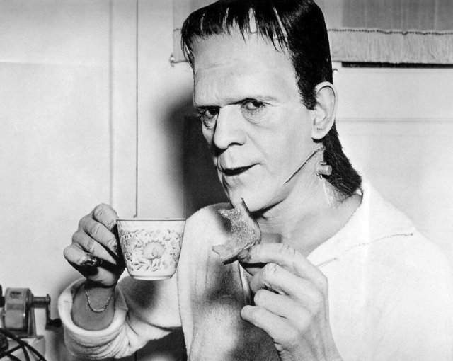 Борис Карлофф в образе Франкенштейна попивает чаёчек, 1931 год.