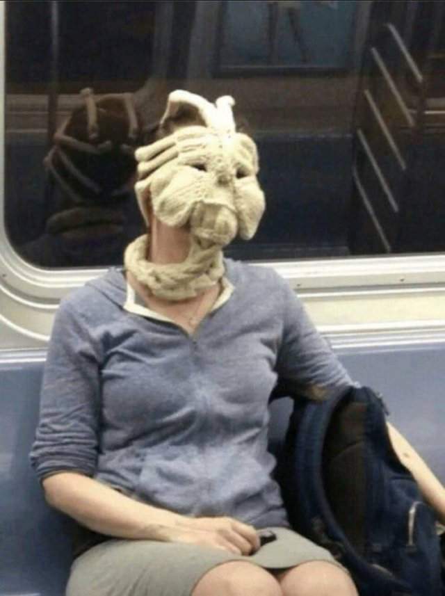 Лицехват на женщине в метро